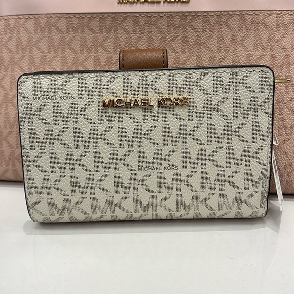 MICHAEL KORS
Medium Signature Logo Wallet
Vanilla
NWT - Picture 12 of 16